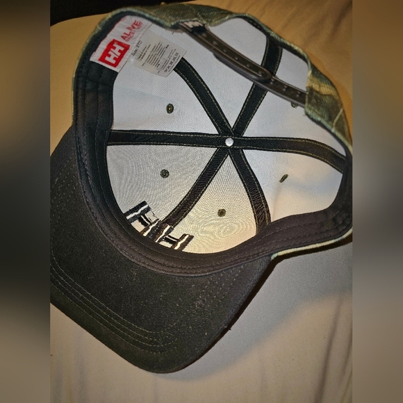 Helly Hansen Hat with an adjustable snap back - Picture 4 of 6